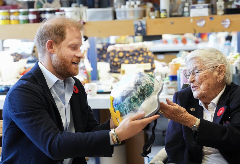 #PrinceHarry received a painted army helmet from 101 yr-old Brenda Reid as he met some of Canada's oldest veterans at Sunnybrook’s veterans centre in Toronto 🪖🇨🇦🫡

“We have a helmet especially for you &amp; it represents the #InvictusGames in Vancouver," she told the #DukeOfSussex