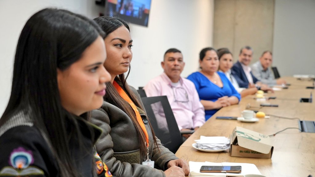 Supertransporte's tweet photo. El Superintendente Alfredo Enrique Piñeres Olave y la Delegada para la Protección a los Usuarios @vane_martinezt, lideraron una reunión con @cotercocorpora1 y delegados de Terminales de Transporte Terrestre, para socializar la propuesta de tener puntos físicos en los terminales. https://t.co/FwKW64ThwP