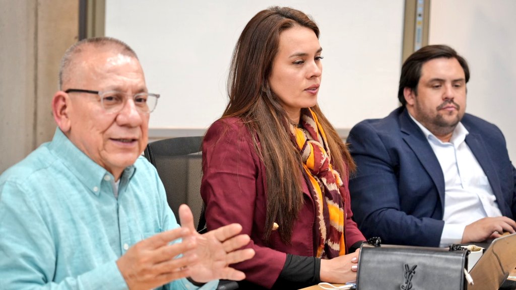 Supertransporte's tweet photo. El Superintendente Alfredo Enrique Piñeres Olave y la Delegada para la Protección a los Usuarios @vane_martinezt, lideraron una reunión con @cotercocorpora1 y delegados de Terminales de Transporte Terrestre, para socializar la propuesta de tener puntos físicos en los terminales. https://t.co/FwKW64ThwP