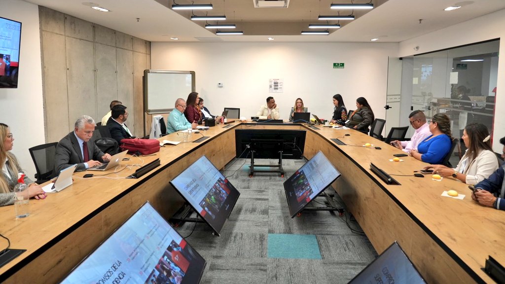 Supertransporte's tweet photo. El Superintendente Alfredo Enrique Piñeres Olave y la Delegada para la Protección a los Usuarios @vane_martinezt, lideraron una reunión con @cotercocorpora1 y delegados de Terminales de Transporte Terrestre, para socializar la propuesta de tener puntos físicos en los terminales. https://t.co/FwKW64ThwP
