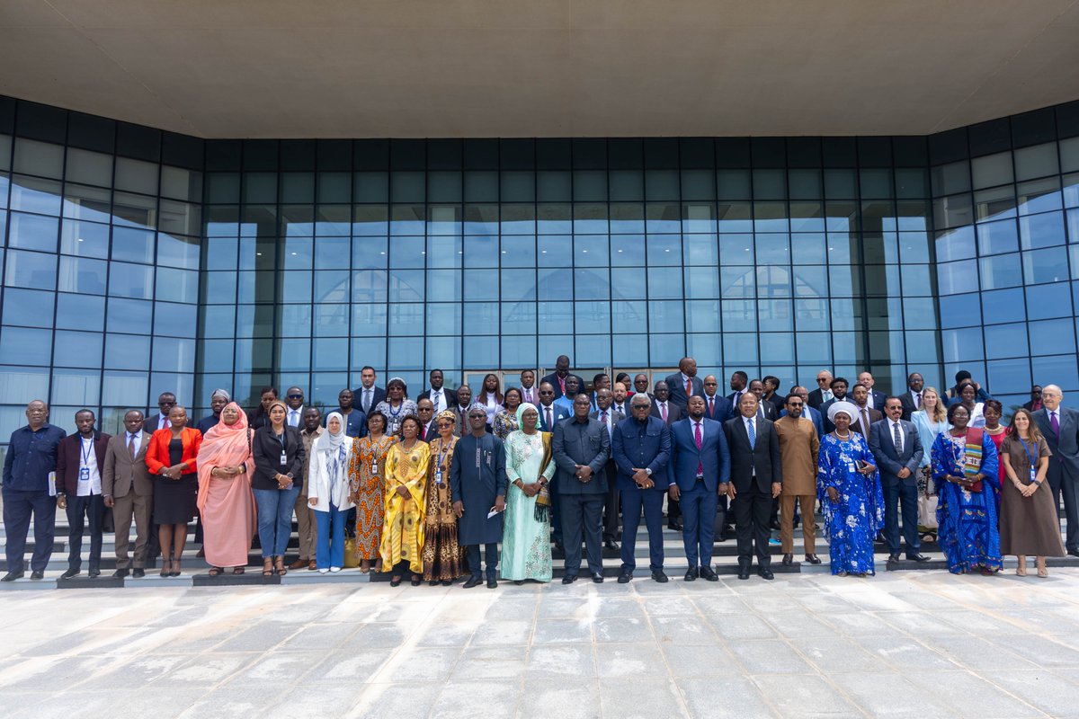 TMakunya's tweet photo. Reconnaissance des génocides commis en RDC et la Commission africaine : le temps de franchir le Rubicon

Lors de sa 85ᵉ session ordinaire tenue à Banjul, son siège ordinaire, du 21 au 30 octobre 2025, la Commission africaine a adopté la Résolution sur la justice pour les communautés victimes, depuis 1997, de violations graves et massives des droits de l’homme ainsi que de crimes internationaux en République démocratique du Congo. Le texte n’ayant pas encore été rendu public, il serait prématuré d’en tirer des conclusions définitives. J’en proposerai, comme à l’accoutumée, une analyse approfondie dès sa publication officielle.

Il fait certainement suite à l’adoption, par les participants au Forum sur la participation des ONG à la 85ᵉ session ordinaire de la Commission africaine (17-19 octobre 2025), d’un document aussi important que son titre l’indique : Résolution relative à la condamnation des violations graves et massives et des crimes internationaux, en ce compris le génocide, commis en RDC, et à la nécessité d’en punir les auteurs. Dans ce document, tous les participants, plus de 250, déclarent être préoccupés « par la détérioration de la situation sécuritaire et ses conséquences sur les populations, notamment le génocide touchant environ 9 000 personnes ». La question demeure : la Commission africaine a-t-elle suivi la ligne du Forum en reconnaissant, explicitement ou implicitement, l’existence d’un ou de plusieurs génocides en RDC ? Seule la lecture du texte final permettra de le confirmer.

Au regard de sa pratique, il serait hasarder de spéculer. Les positions de la Commission africaine en matière de reconnaissance du génocide sont circonspectes. Son récent rapport de Mission d’établissement des faits au Soudan en fournit une illustration claire: « La MEF constate l’existence de violations graves et massives des droits de l’homme, précisément au sens de l’article 58. Dès lors, ces faits pourraient être qualifiés de génocide (article 28B), de crimes contre l’humanité (article 28C) ou de crimes de guerre (article 28D) au sens du Protocole de Malabo relatif au Statut de la Cour africaine de justice et des droits de l’homme. » (par. 162). Une telle formulation, prudente mais révélatrice, traduit la posture institutionnelle de la Commission : reconnaître la gravité des crimes sans franchir le seuil juridique et politique que représente la qualification de génocide.

Il ne fait, toutefois, l’ombre d’aucun doute que l’adoption d’une telle résolution, d’abord au niveau du Forum, puis par la Commission africaine, est le résultat d’un fort plaidoyer interne et externe à la Commission.

Pour celles et ceux qui souhaitent comprendre la portée juridique et politique des résolutions de la Commission africaine, je renvoie à mon précédent article (https://t.co/joEsTHLxVh). Une Introduction au droit africain matériel et institutionnel des droits de l’homme et des peuples est également disponible, en accès libre, sur ma page ResearchGate (https://t.co/F7lSHosOhw). @achpr_cadhp @remyngol