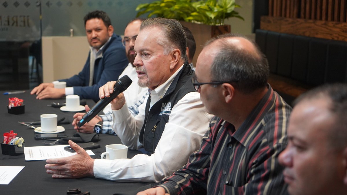 MarioVzqzR's tweet photo. Excelente encuentro con los medios de comunicación en #Cuauhtémoc en el anuncio de mi 1er Informe de Trabajo en #Chihuahua. 
📅 8 nov | 11 a.m.
📲 Síguenos en Facebook: Mario Vázquez

🤝 Miguel López, Junta Municipal de Agua y Saneamiento; Taurino Cereceres (Recaudación); Ricardo Salazar (Urbano) y Ecología; Alexis Hernández (Salud); y Leonel Aguirre (Innovación y Competitividad) ¡Gracias por su acompañamiento en la conferencia de prensa!