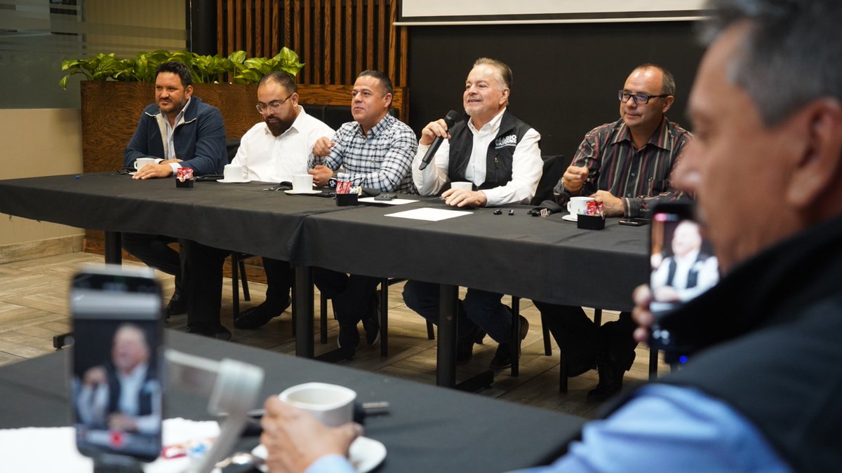 Excelente encuentro con los medios de comunicación en #Cuauhtémoc en el anuncio de mi 1er Informe de Trabajo en #Chihuahua. 
📅 8 nov | 11 a.m.
📲 Síguenos en Facebook: Mario Vázquez

🤝 Miguel López, Junta Municipal de Agua y Saneamiento; Taurino Cereceres (Recaudación); Ricardo