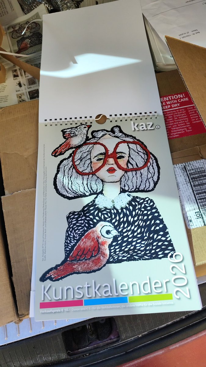 Der kaz. Kunstkalender 2026: Kostet 10 € und davon sind 5 € für die Verkäuferinnen und Verkäufer. Im DIN A4 Format handlich und als Weihnachtsgeschenk geeignet. Die limitierte Auflage beträgt 1000 Stück. Entstanden ist der Kalender in Kooperation mit dem KUNST RAUM Villach