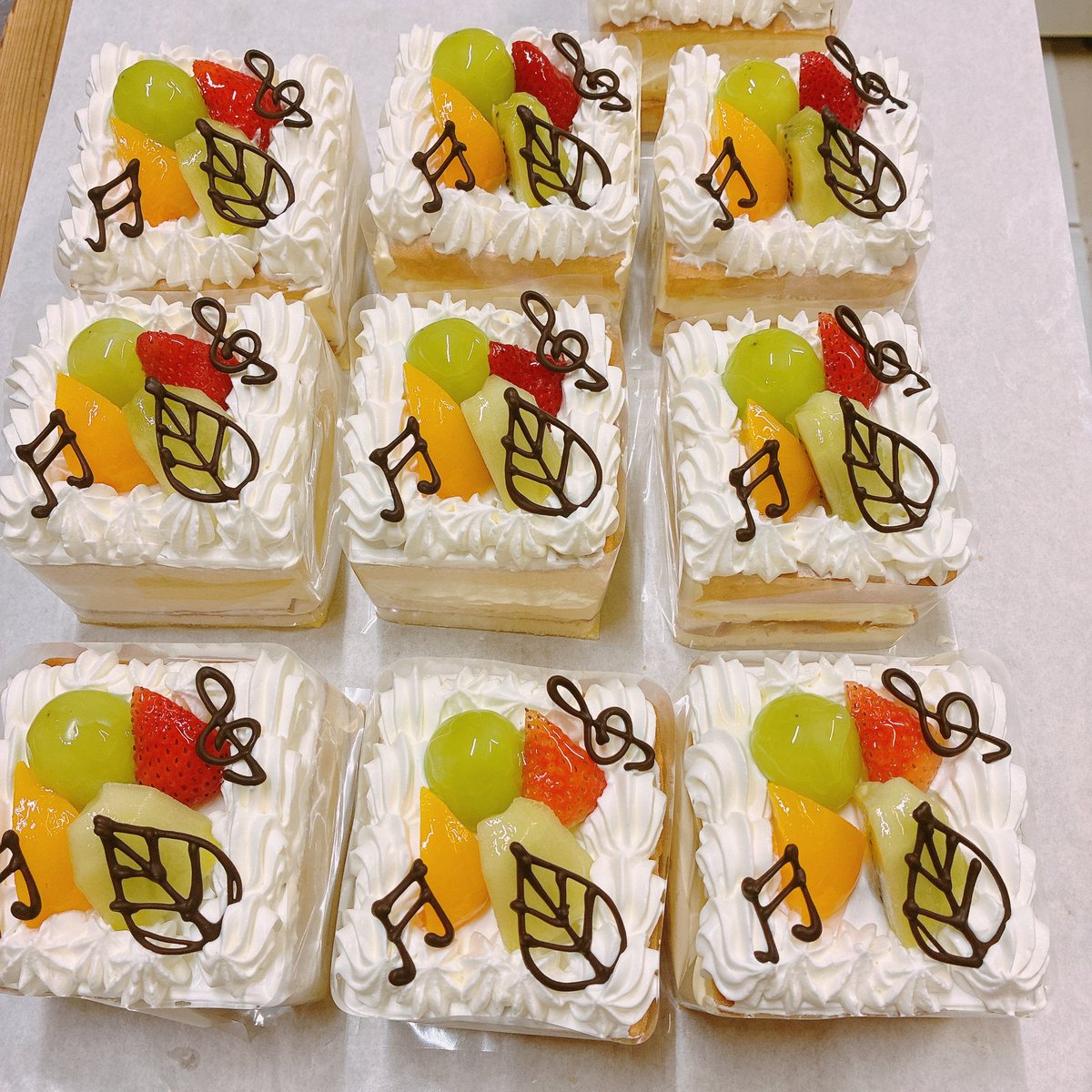 kami_kishindo's tweet photo. いつもありがとうございます‼️。
①消防車
②マカロン
③祝18才
④オーダーケーキ🍰
#喜進堂 https://t.co/vodS6CSI9J