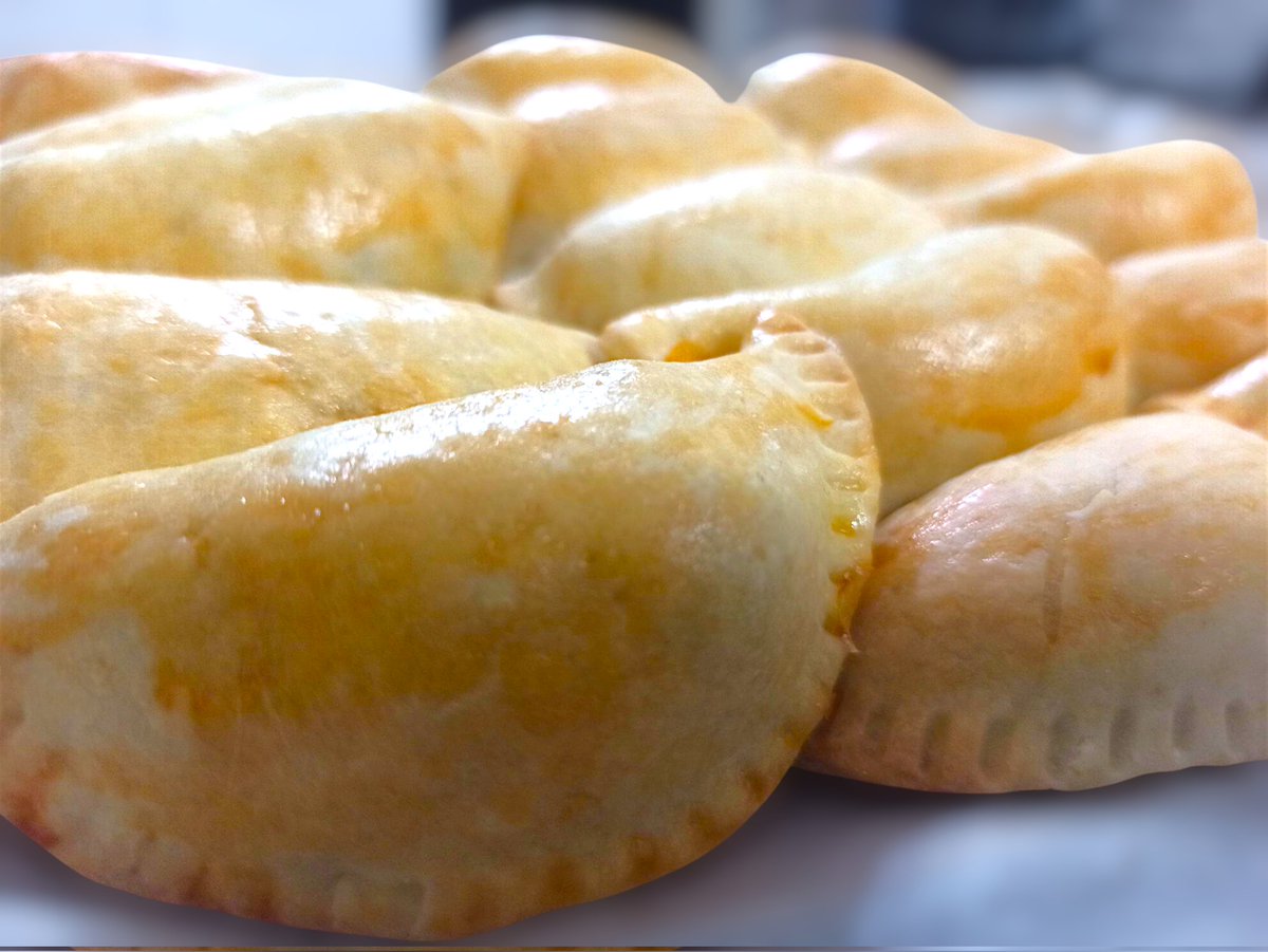 Ahora también tenemos bocaditos! 
Mirá lo que son nuestros bocaditos horneados 😋😋✨
Reservas con 24 hs de anticipación. 
WhatsApp 0983 837 718