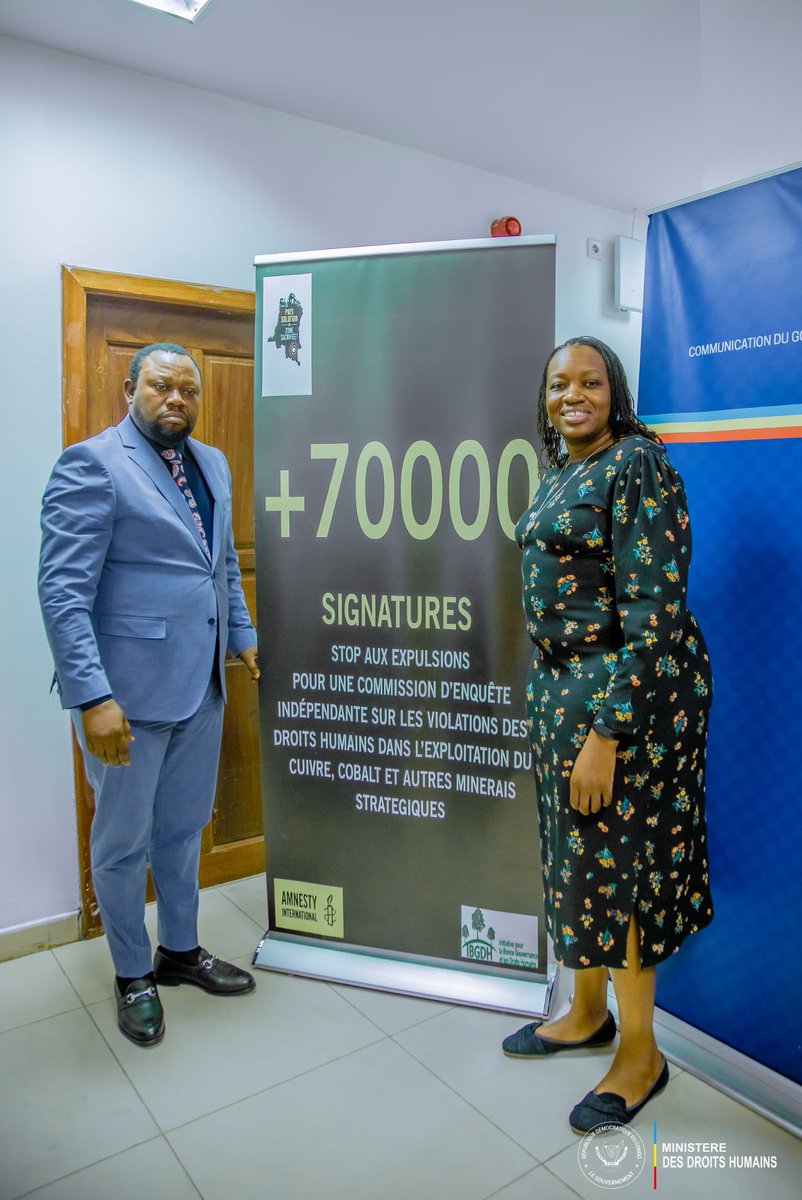 LegrandPanzu's tweet photo. Le Ministre des Droits humains, Samuel MBEMBA KABUYA, a reçu ce 6 novembre 2025 une délégation d’Amnistie internationale conduite par Tigere Chagutah, venue dénoncer les violations des droits humains commises par plusieurs entreprises minières dans la province du Lualaba.

Selon les enquêtes menées par Amnistie internationale et l’Initiative pour la Bonne Gouvernance et les Droits Humains, ces sociétés sont accusées d’expropriations, de délocalisations forcées et de privations de droits fondamentaux (logement, nourriture, vie décente) des communautés locales.

En réponse à ce plaidoyer, le Ministre Samuel MBEMBA KABUYA a promis la création imminente d’une commission d’enquête qui se rendra à Kolwezi pour évaluer la situation sur le terrain, vérifier les rapports remis par les ONG et établir les responsabilités des auteurs présumés.