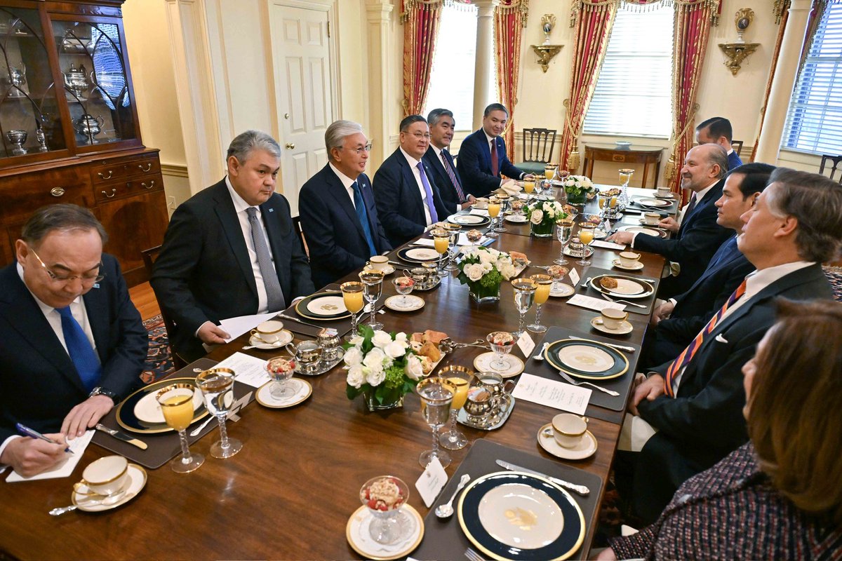 🇰🇿🇺🇸 President <a href="/TokayevKZ/">Qasym-Jomart Toqayev</a> met with <a href="/marcorubio/">Marco Rubio</a>,  @HowardLutnick, and <a href="/SergioGor/">Sergio Gor</a>.

The meeting focused on strengthening the #Kazakhstan–#US enhanced strategic partnership, expanding economic cooperation, creating jobs, and supporting entrepreneurship.

📍Washington, D.C.