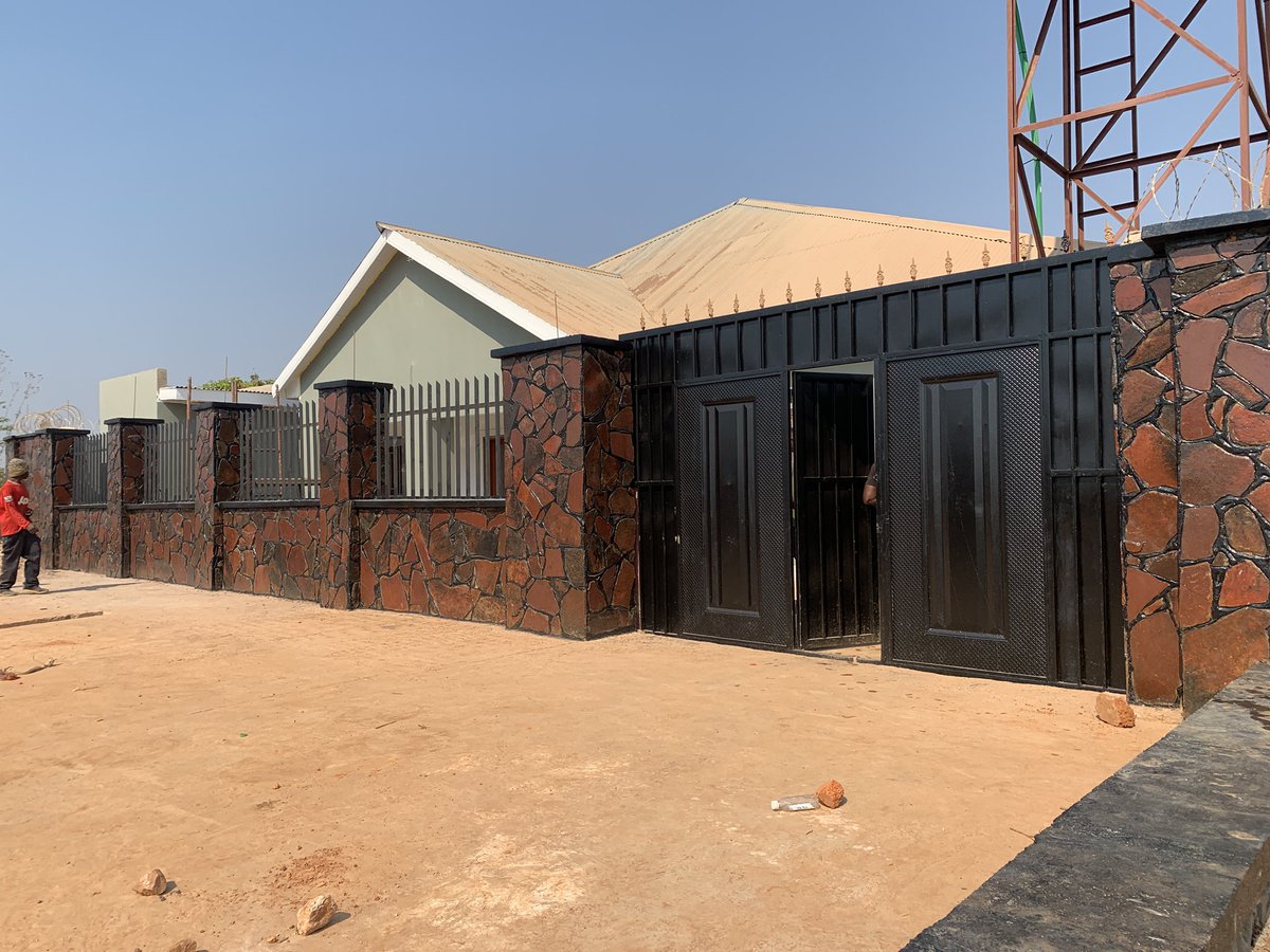 <a href="/ameliembk_/">Amélie Mbk</a> #congobusiness Bonsoir à tous j’espère que vous allez bien, 
  
Nous sommes à la recherche des partenaires, associés, investisseurs pour nous permettre de créer une sous-traitance dans le domaine de la peinture moderne  &amp; décoration industrielle dans le grand Katanga.