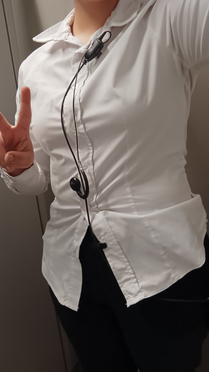 1sobellee's tweet image. Mutis y no mutis creen que me veo demaciado hora con el uniforme del trabajo?