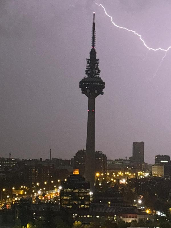 Os compartimos esta fotografía de ayer que nos ha compartido Sonia, una vecina del barrio, en la que podemos ver un rayo muy cerca del Pirulí. Os recordamos que si tenéis alguna foto del barrio, podéis compartirla con nosotros desde los medios habituales