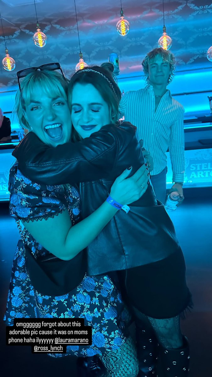 DailyRoss's tweet image. Ross Lynch continuing the tradition of photobombing Laura Marano &amp;amp; Rydel at the Between Friends concert at The Novo in Los Angeles - October 30 🩵

📸: rydelfunk on Instagram Story