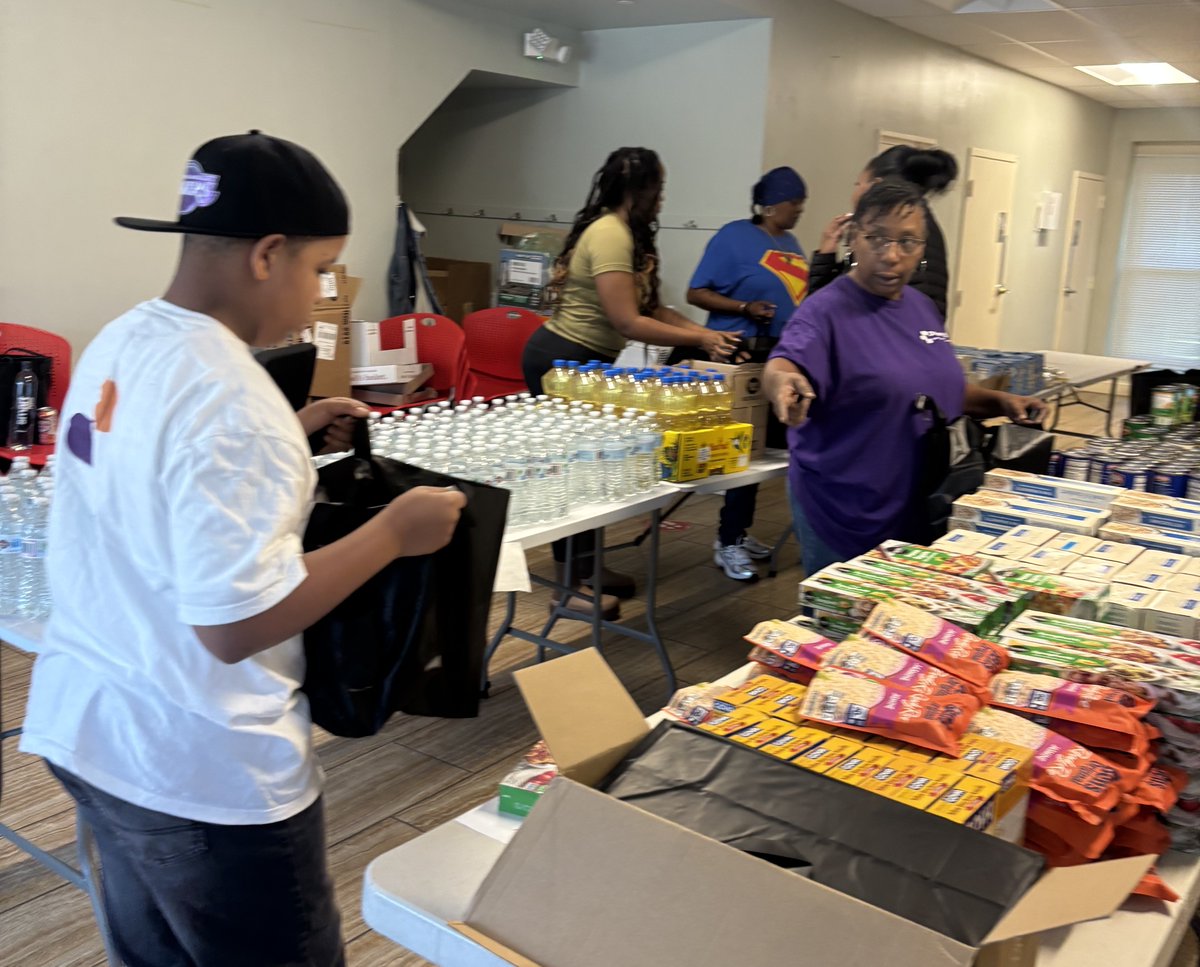 dbedc's tweet image. Dorchester Bay has already delivered 130 bags of groceries to households across Dorchester. We&apos;re aiming to deliver 300 more bags this weekend, with a goal to hit 1,000 bags by the end of this month. 

Donate now to close the food gap: secure.givelively.org/donate/dorches…