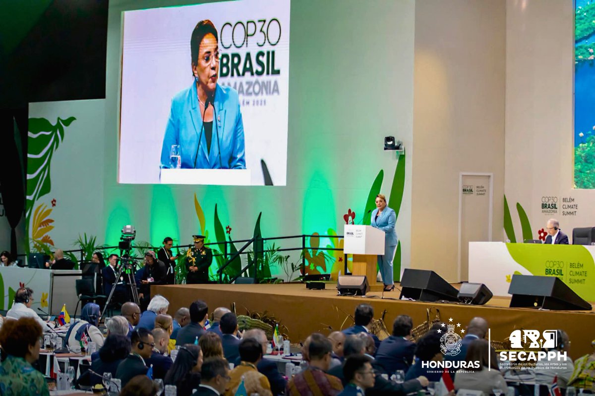 SECAPPH's tweet image. #SECAPPHINFORMA ​¡Honduras lidera la voz del Sur Global! 📢

​Desde el corazón del Amazonas, la Presidenta Xiomara Castro (@xiomaracastroz) alzó su voz en la #COP30 con un poderoso llamado a la Justicia Climática y a la soberanía de los pueblos.

​Honduras se consolida como…