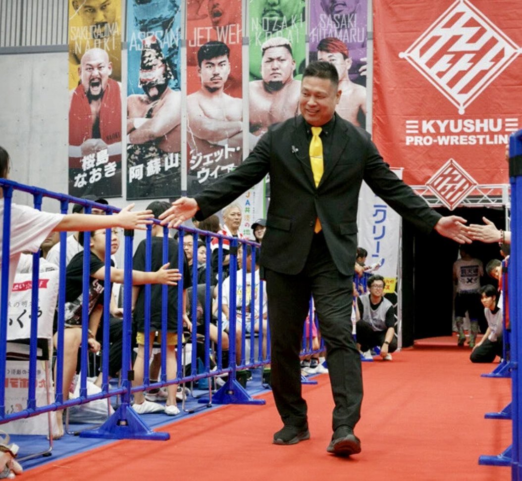 全席無料なのに売り上げは過去最高の１.８億円！ 海外からも注目される団体の裏側に密着  業界の異端児「九州プロレス」が熱すぎる！ wpb.shueisha.co.jp/news/sports/20…  #週プレ