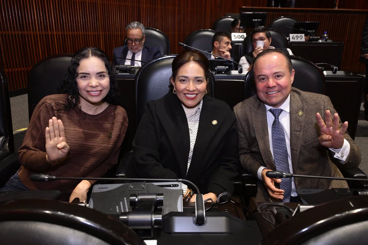 Desde la <a href="/Mx_Diputados/">H. Cámara de Diputados</a>, donde aprobamos el Presupuesto de Egresos de la Federación.  

Un paso importante que garantiza recursos para seguir impulsando el bienestar, desarrollo y justicia social en beneficio de la gente.

Aquí junto mis compañeras <a href="/haidydarreola18/">Haidyd Arreola</a> <a href="/SandraGlzMx/">Sandra González</a>