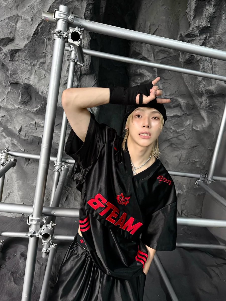 NicholasFanbase's tweet photo. 🍓 INSTAGRAM 110425

"start getting WILD⚡"

#Lunatic #andTEAM #앤팀 #NICHOLAS @andTEAM_members https://t.co/Ab2YjtTx91