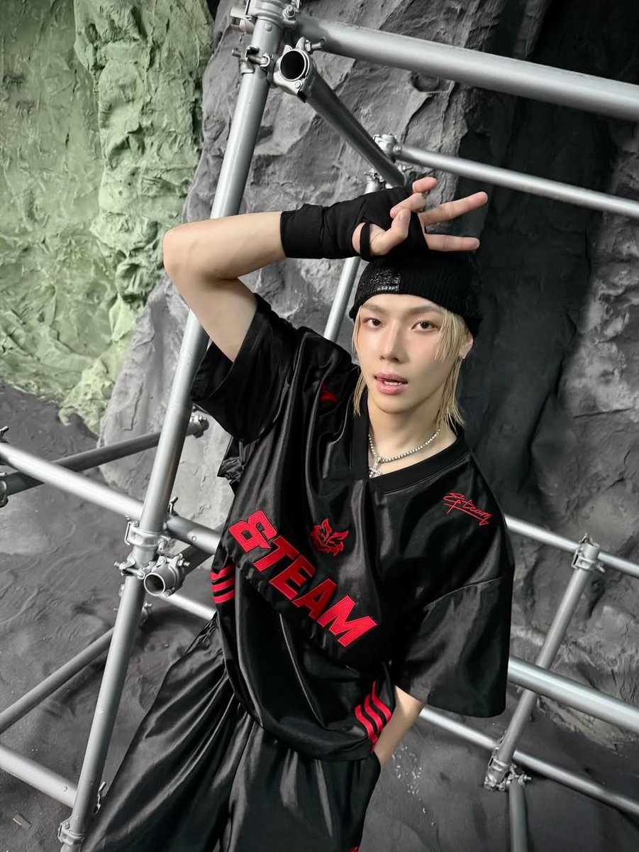 NicholasFanbase's tweet photo. 🍓 INSTAGRAM 110425

"start getting WILD⚡"

#Lunatic #andTEAM #앤팀 #NICHOLAS @andTEAM_members https://t.co/Ab2YjtTx91