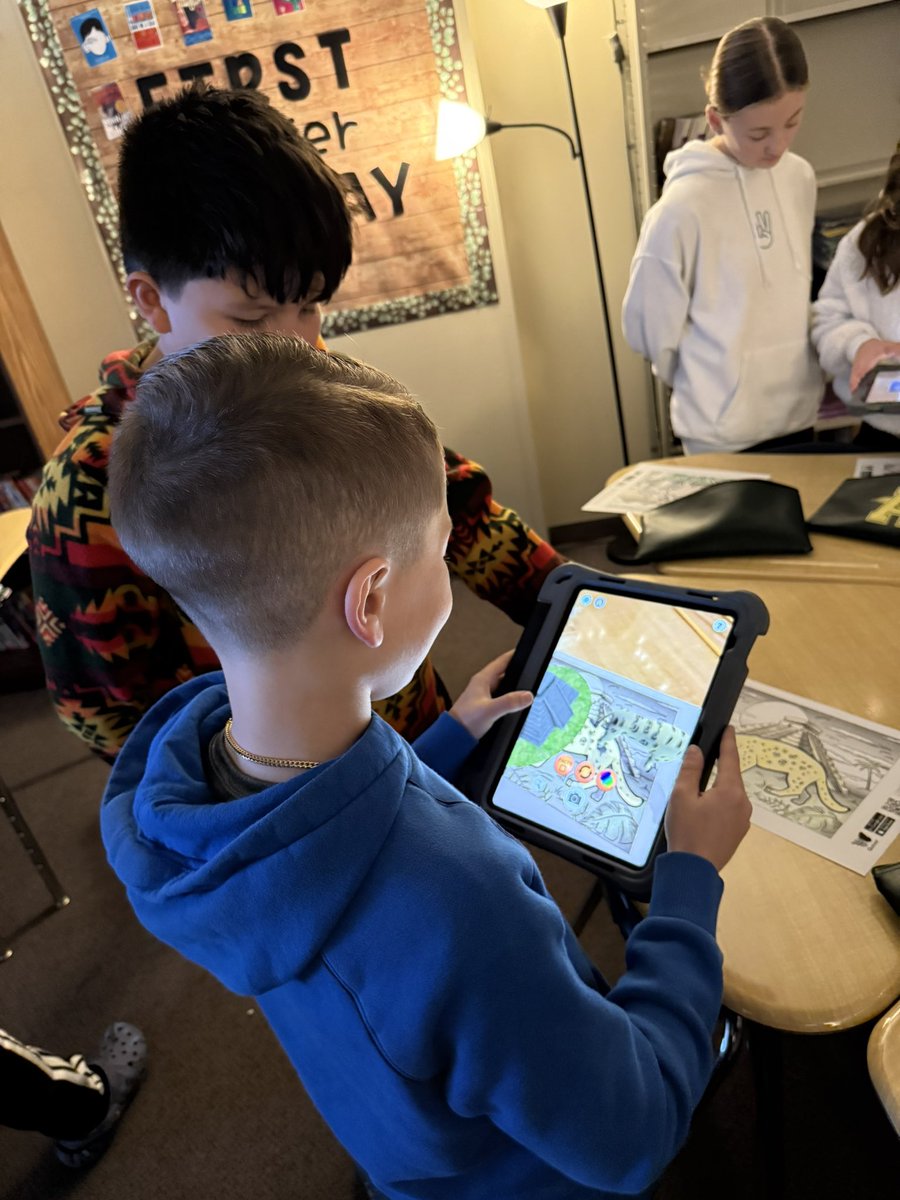 MrsEhrhardt_'s tweet photo. Thank you @mrs_schwartz for coming into our classroom today! The students used the Quiver app to bring their drawings to life and learn more about ancient civilizations. https://t.co/jC5hi7IYEc