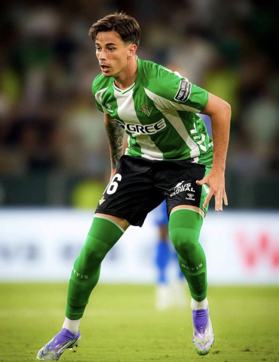 ElMagoBotas_'s tweet photo. Me tiene enamorado este argentino de 22 años. Hoy jugando en una posición que no es la suya y, de nuevo, se hace un auténtico partidazo. Rapido, incisivo y decidiendo casi siempre bien. Un seguro de vida el bueno de Valentín Gómez. Qué fichaje hicimos en verano. Tremendo. https://t.co/k6WNCpFTAN