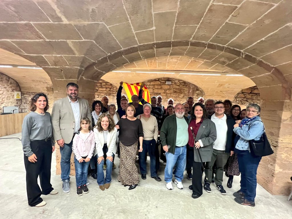MESperCapdepera's tweet photo. NÚRIA GARCIA INVESTIDA NOVA BATLESSA DE CAPDEPERA

✊🏻 La primera vegada que l'esquerra sobiranista de Capdepera ostenta la batlia. Un fet històric per a la nostra agrupació.

👏🏻 Enhorabona Núria! Per un mandat de feina incansable pel nostre poble, cultura i identitat! https://t.co/O5xDN9aG6U