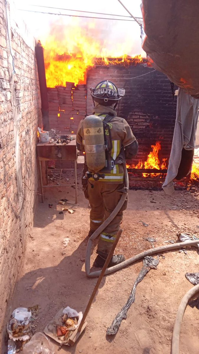 CenitNoticias's tweet image. Elementos  #DMPC respondieron a un incendio en una vivienda en la calle Posdata de la colonia Octavio Paz, después de recibir un aviso al 911. Las unidades llegaron en cinco minutos,  y encontraron el fuego en un cuarto de 3 por 3 metros donde se quemaron un guardarropa, una…