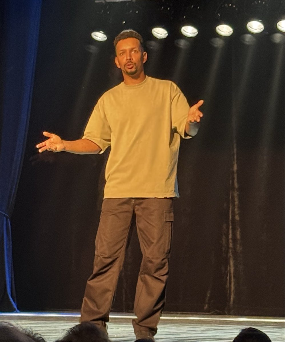 chrismen67's tweet photo. Je sors à l’instant du spectacle de @WalyDIA. Ce mec est le plus drôle et le plus pertinent que j’aie vu depuis longtemps sur scène. J’ai pleuré des vraies larmes, putain. Si il passe près de chez vous (et si ce n’est pas encore complet): FONCEZ, vraiment ❤️ https://t.co/9ynHTYOwJ6