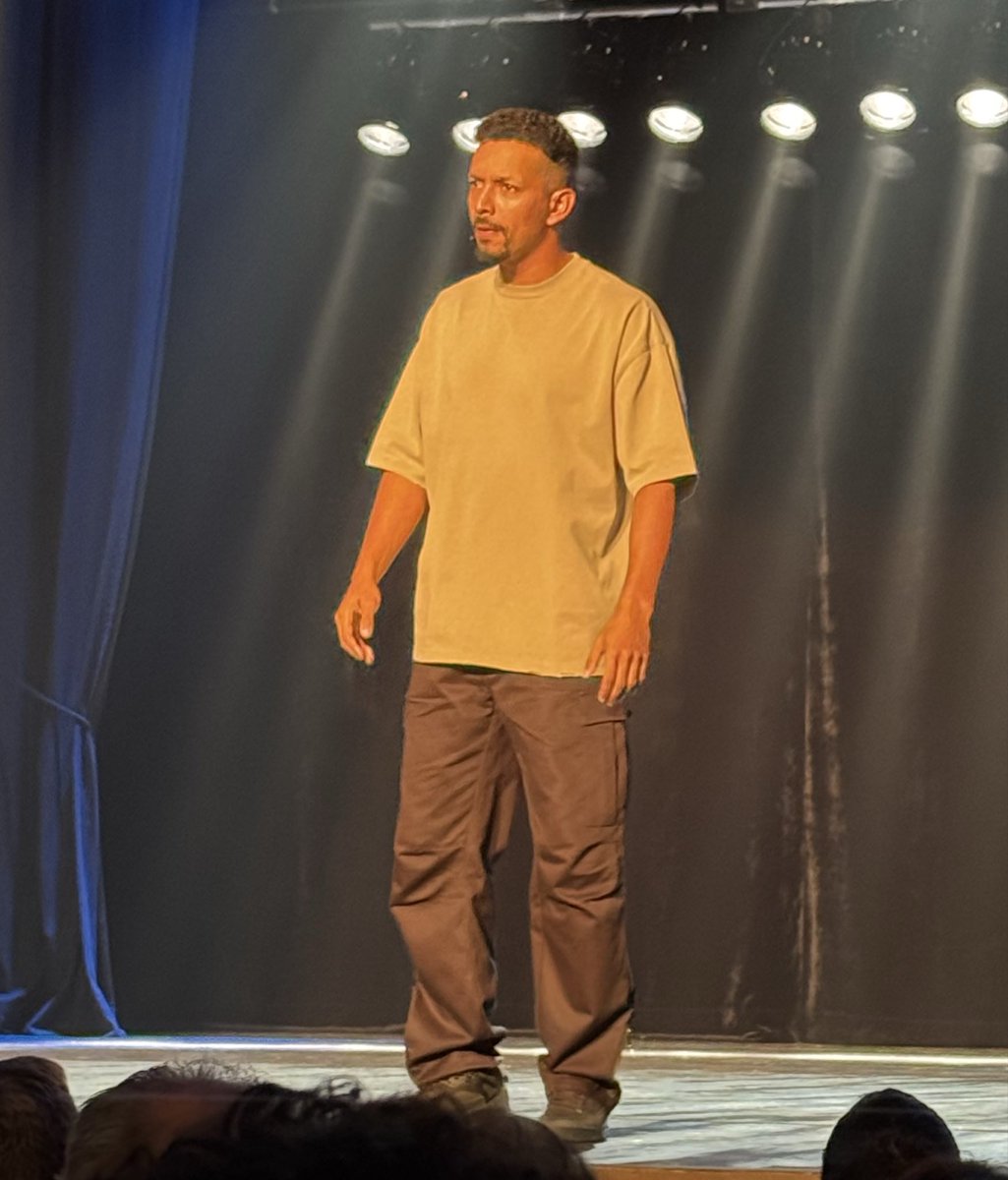 chrismen67's tweet photo. Je sors à l’instant du spectacle de @WalyDIA. Ce mec est le plus drôle et le plus pertinent que j’aie vu depuis longtemps sur scène. J’ai pleuré des vraies larmes, putain. Si il passe près de chez vous (et si ce n’est pas encore complet): FONCEZ, vraiment ❤️ https://t.co/9ynHTYOwJ6
