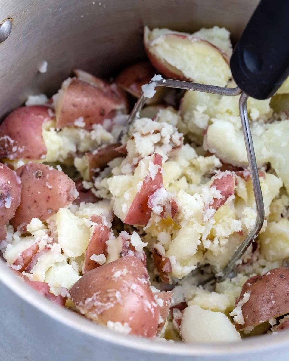 Jessica_Gavin's tweet image. Get ready for a Thanksgiving feast with our creamy and flavorful mashed red potatoes! The perfect side dish to complement your turkey. #Recipe: 👉 jessicagavin.com/mashed-red-pot…

#mashedredpotatoes #thanksgivingfood #thanksgivingdinner #potatosides #holidaycooking #comfortfood
