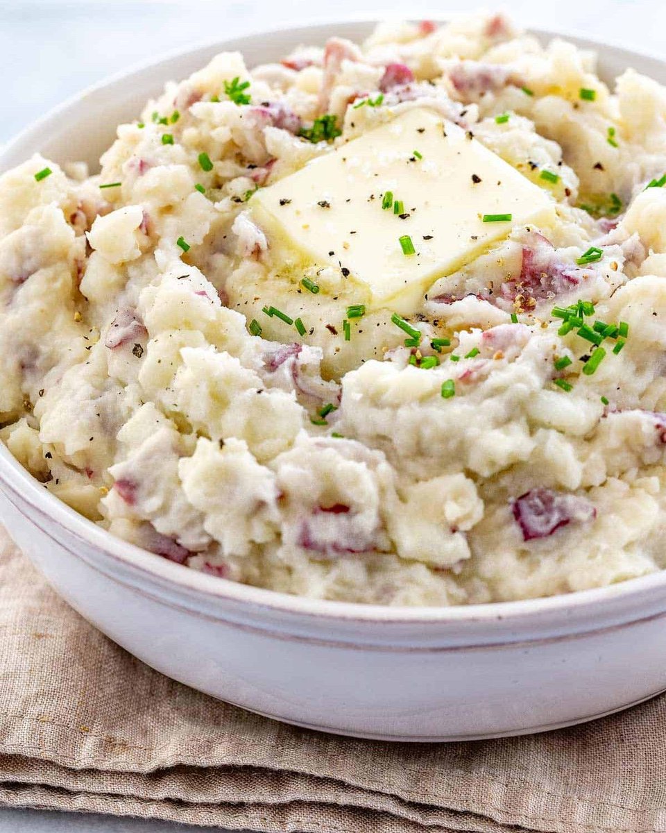 Jessica_Gavin's tweet image. Get ready for a Thanksgiving feast with our creamy and flavorful mashed red potatoes! The perfect side dish to complement your turkey. #Recipe: 👉 jessicagavin.com/mashed-red-pot…

#mashedredpotatoes #thanksgivingfood #thanksgivingdinner #potatosides #holidaycooking #comfortfood