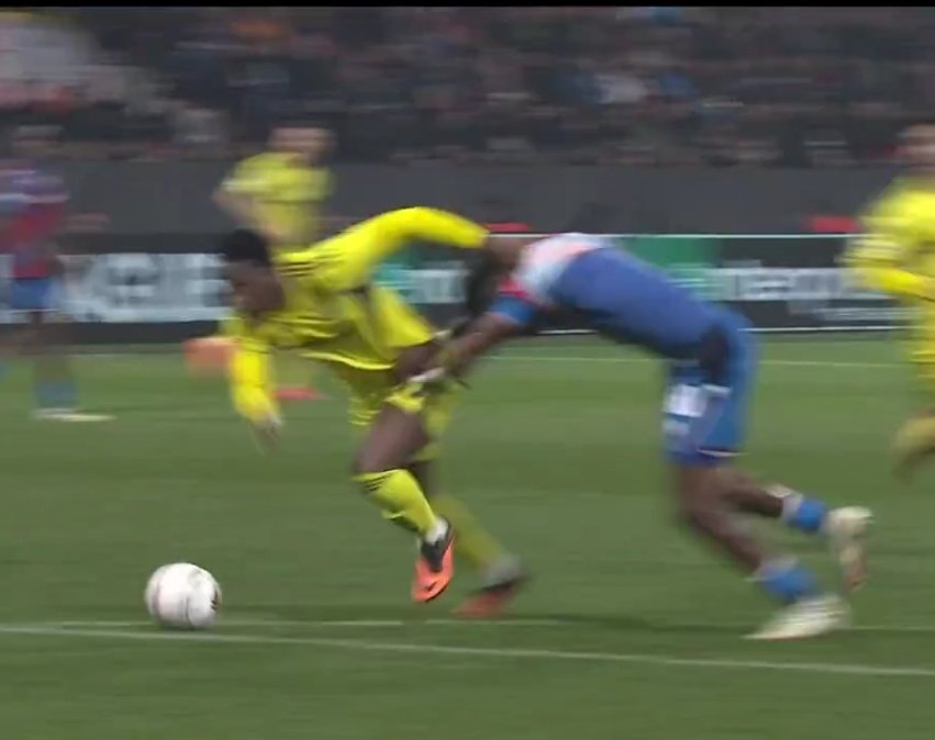 Alıştınız beleş penaltıya, Duran adamın formayı çıkarmış neredeyse aw