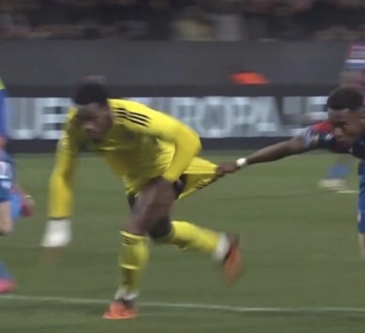 The Dutch bastard referee, Allard Lindhout. He didn't give a clear penalty in the 90+4th minute. The VAR referee called for a PENALTY review. The Dutch bastard, Allard Lindhout, said Play on, even though it was clearly a penalty.
#uefamafia <a href="/EuropaLeague/">UEFA Europa League</a> <a href="/UEFAcom/">UEFA.com</a> <a href="/FIFAcom/">FIFA</a>  #VPvFB