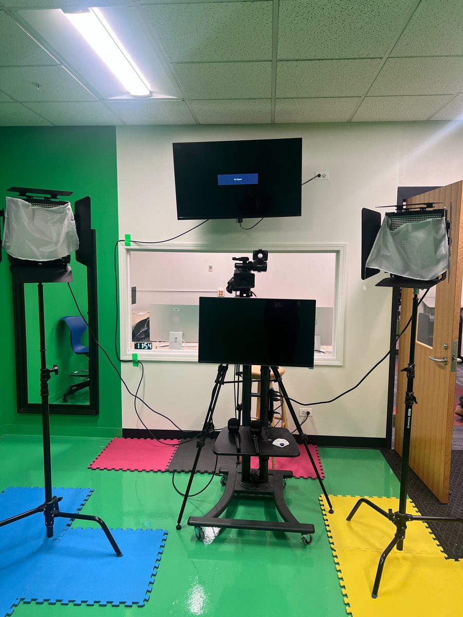 WeVideo's tweet image. Loved our visit to Emerson Middle School in @D64News today! 🎥 Students are using WeVideo to bring their ideas to life — from concept to screen. So much creativity and collaboration along the way. Thanks for having us! #EdTech #WeVideo #MiddleSchoolMagic