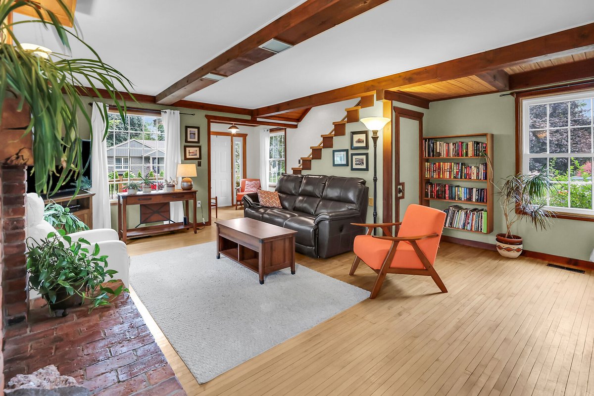 Niagarareal's tweet photo. 🏡 Open House – Sun, Nov. 9 | 2–4 PM
📍 10 Maple Ave, Grimsby
Charming century home just steps from downtown! Updated kitchen, cozy sunroom, wood accents, hot tub, and workshop. A true Grimsby gem!
https://t.co/JEXiaMgtbz https://t.co/h9GDULF9Sm