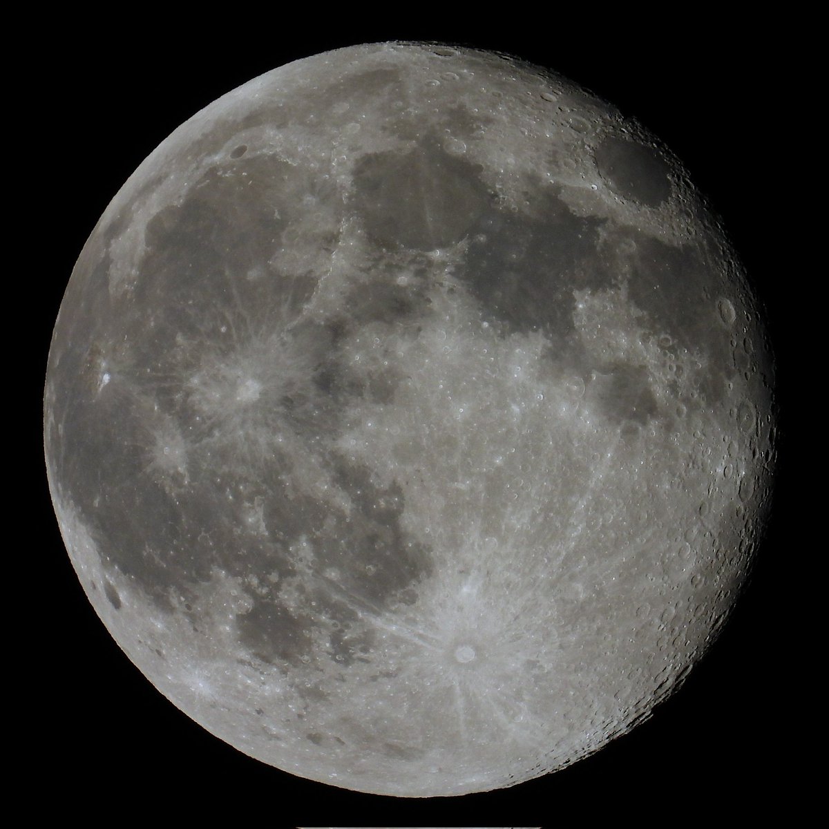 FunkyAppleTree's tweet image. You&apos;re gonna have to face it, I&apos;m addicted to you... Waning gibbously at 97% 🌖☁️ @StormHour @ThePhotoHour #loveukweather #London