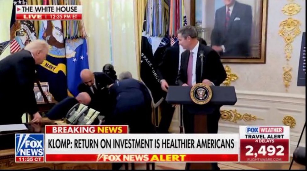 Reminder that Sam Stein is the most dishonest person in so-called journalism. 

Hey Sam… This is literally two seconds later when the president realized it was happening.  But that wasn’t your point was it? Cheap clicks… The brand model of your ridiculous publication.