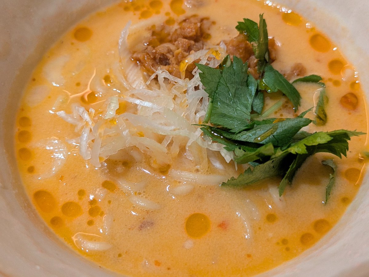 プラチナ通り沿いの「焼鳥 火團（かだん）」。
「鳥しき」の流れを汲む安定感のある味わいで、どの串焼きも及第点を超えて来る。〆の担々麺は濃厚な鶏出汁ベースで予期せぬ傑作。
飲んで食べて1.2万円。16時オープンで予約も取りやすく、使い勝手の良いお店です。
takemachelin.com/2025/10/kadan.…