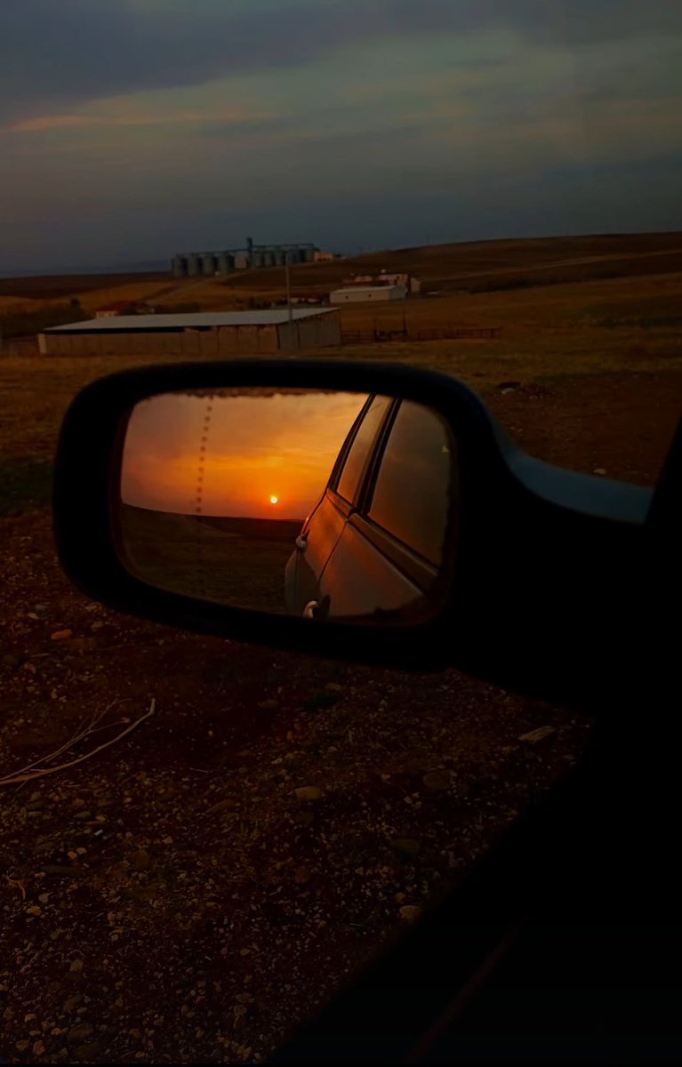 Âdem evvelinden beri bir yanımız noksandır
Neylersin?
Beni bu âlemde divane gibi gezdiren
Sen değil misin?

#edebiyatcephesi #günbatımı #diyarbakır