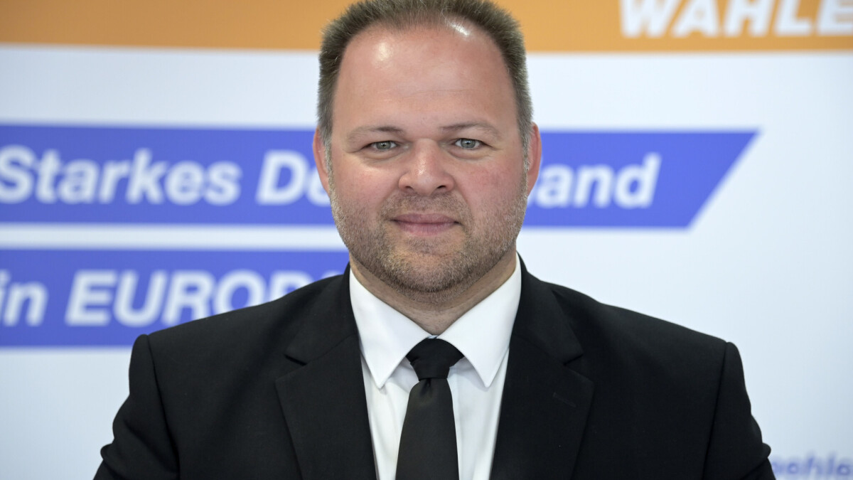 BrusselsWatch's tweet image. Eroglu highlights Belgium’s influence in EU governance and the risks of expanding administrative obligations. 

“Extra bureaucracy doesn’t equal more integrity or accountability,” he says. 

#EUreform #BrusselsWatch #MEPEnginEroglu