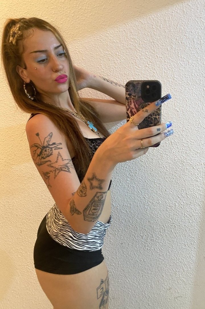 DommeAlbaFans's tweet photo. Selfies super sexys de la DIOSA @dommealba https://t.co/RsacExo62e