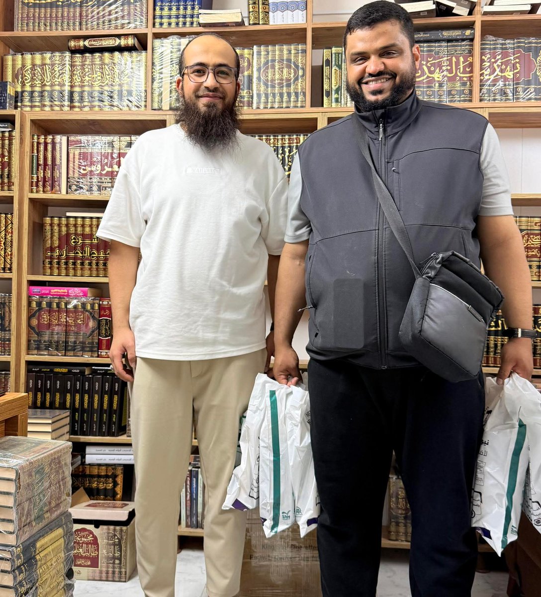 الشيخ شاري كتب جديدة الله يستر شكلها فيها سلاسل متراكمات جديدة.