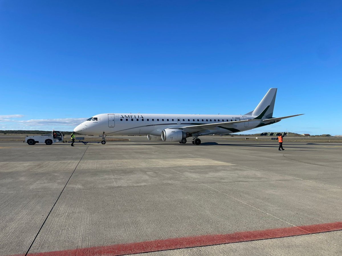 cesar_quezada's tweet image. Excelente noticia para Chile 🇨🇱🛫

Hoy llegó el primero de los nuevos aviones Embraer E190LR para DAP a Punta Arenas 

Se fortalece la ruta aérea directa entre Santiago de Chile y la ciudad más austral del mundo, Puerto Williams 🏘️ 

El progreso del sur es inevitable ! 
#scl #puq