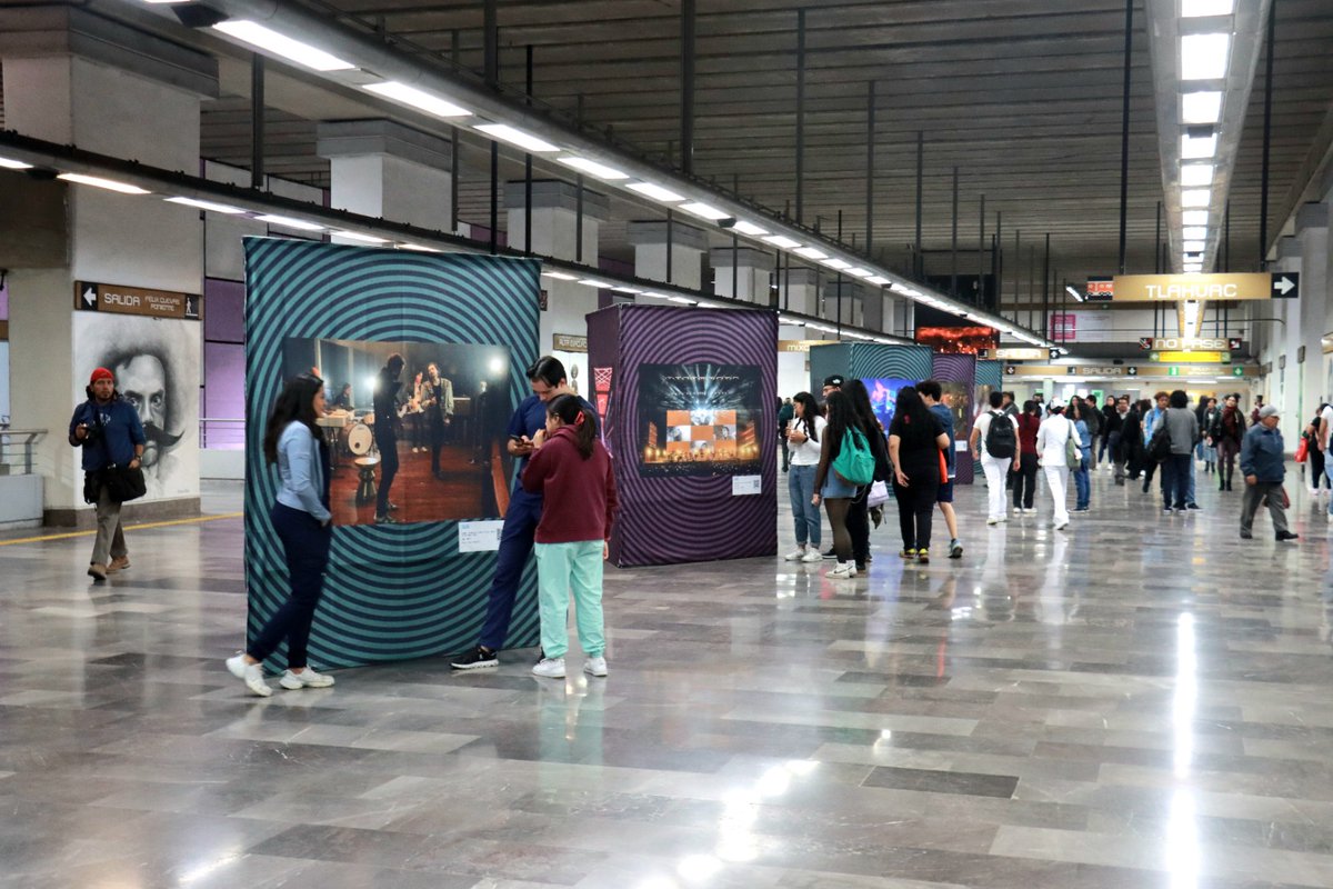 📷 🎵 La fotógrafa <a href="/ToniFrancois/">Toni François</a> presenta “Zoé: Vivencias espaciales”, una exhibición de 28 fotografías en el Metro Zapata, resultado de su colaboración de más de 20 años con la banda Zoé.

solde.mx/4oAtZOk

📷  Omar Flores | El Sol De México