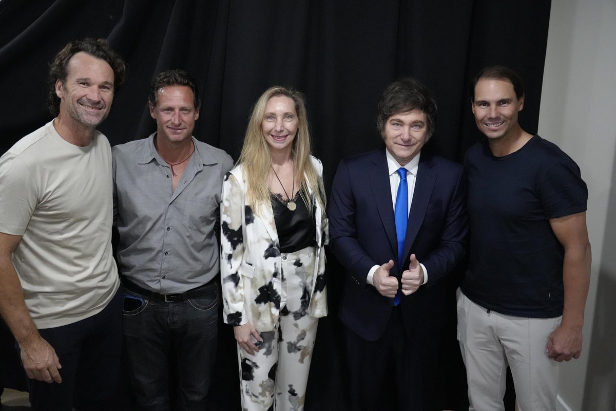 El Presidente Javier Milei y la Secretaria General de la Presidencia, Karina Milei, junto a los tenistas Rafael Nadal, Carlos Moyá, y David Nalbandian, en el marco del American Business Forum en Miami.