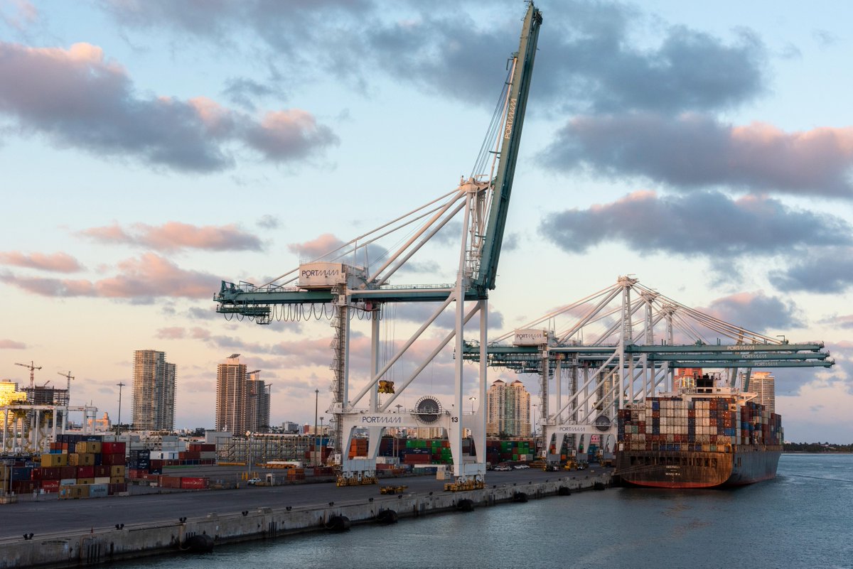 PortMiami's tweet image. DYK: In FY24, Fruits &amp;amp; Vegetables, Apparel &amp;amp; Textiles and Machinery represented 293,483 TEUs with a value of $21.2 billion for PortMiami. 🥑⚙️

#FridayFact