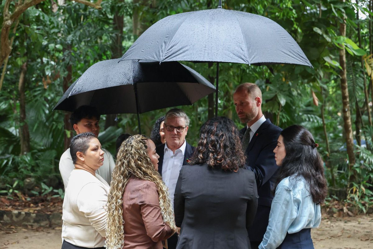 KensingtonRoyal's tweet photo. Meeting young Brazilian leaders from the British Council’s Next Generation programme here in Belém. These inspiring young people are driving action on climate and inclusion for our shared future.

Museu Emílio Goeldi is the Amazon’s oldest museum and a hub of science and culture since 1866 - great to discuss insights from Next Generation Brazil here, including on the hopes and priorities of the people shaping the nation’s future.

//

Conhecendo jovens líderes do programa Próxima Geração do British Council aqui em Belém. Estes jovens inspiradores estão impulsionando ações climáticas e de inclusão para o nosso futuro compartilhado.

O Museu Emílio Goeldi é o mais antigo dentro da Amazônia e tem sido um centro de ciências e cultura desde 1866 - foi incrível estar aqui para escutar as percepções da Próxima Geração Brasil, incluindo as esperanças e as prioridades das pessoas que estão moldando o futuro do país.