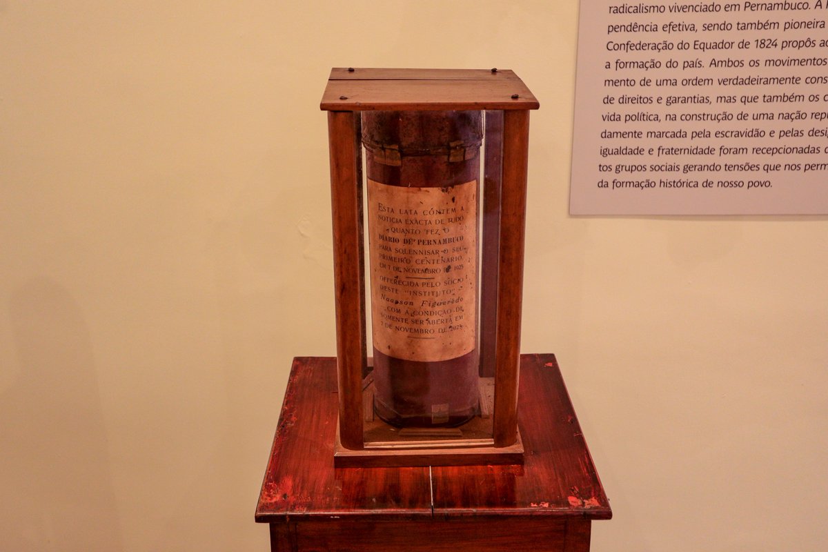 Fechada há 100 anos, cápsula do tempo do "Diario de Pernambuco" será aberta nesta sexta (7), às 15h, nos 200 anos do jornal.

Cerimônia ocorre na sede do Instituto Arqueológico, Histórico e Geográfico Pernambucano (IAHGP), na Rua do Hospício.

Lata foi lacrada durante as