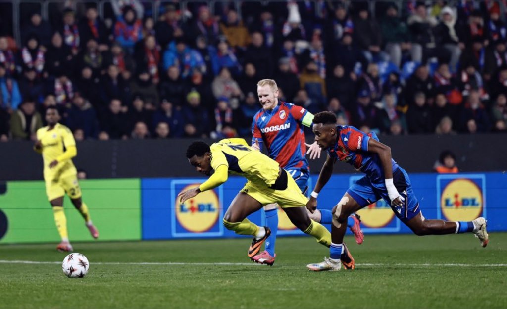 VAR'ın uyarısına rağmen Fenerbahçe'ye Plzen deplasmanında penaltı verilmeyen o an.
