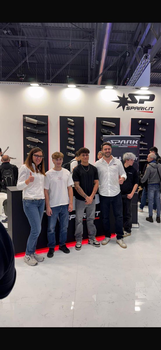 🔴⚫️ Orelac Racing está presente estos días en la feria del motociclismo en el EICMA y hemos aprovechado para visitar a nuestros suministradores de tubo de escapes Spark, cuyos representantes han posado con nuestros pilotos del próximo año, Jaume Masià y Josh Whatley.