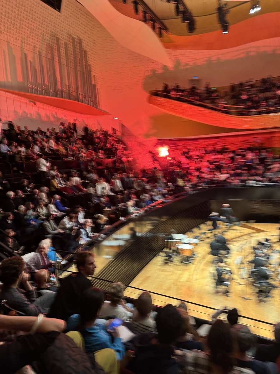 Cela aurait dû être un concert sous haute protection. Zéro. Parvenir à faire entrer des fumigènes ne se fait qu’avec des complicités. Quant à la jeune femme sur qui j’ai levé la main, je ne m’excuse pas. On ne se laisse pas faire.